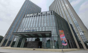 国内首家机器人主题餐厅“机器人焰究所”启幕：科技与美食的沉浸式碰撞