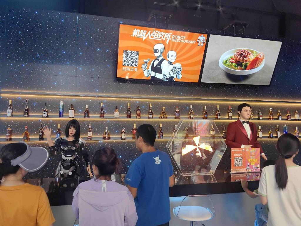 国内首家机器人主题餐厅“机器人焰究所”启幕:科技与美食的沉浸式碰撞