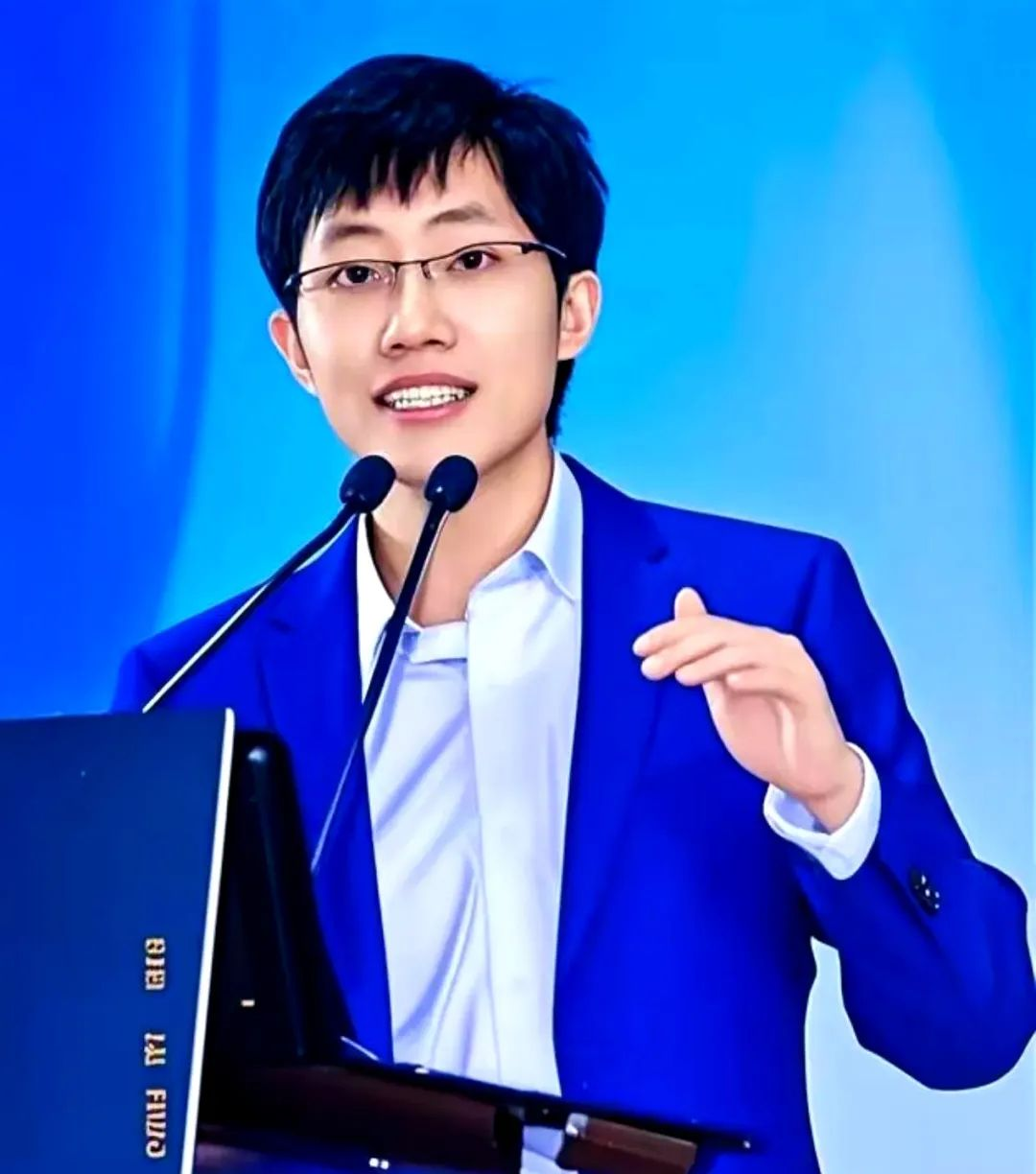 Deepseek R1开创历史，梁文锋论文登上《自然》封面