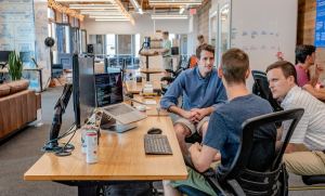 OpenAI 拟成立百亿合资公司：AI 巨头集体转向