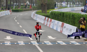 人形机器人半马跑赢人类：荣耀